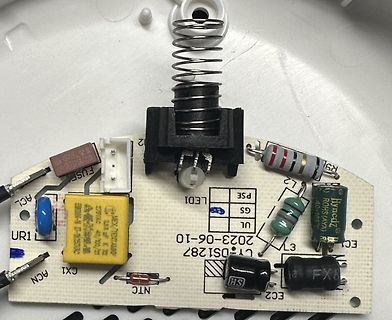 Bestückte Leiterplatte eines Netzteils mit Federkontakt