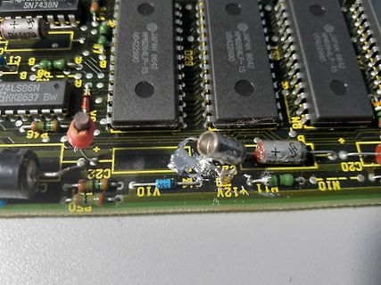 Nahaufnahme einer bestückten Leiterplatte mit integrierten Schaltkreisen