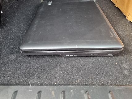 Geschlossener Laptop auf Teppich