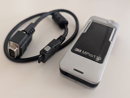 3M MPro110 mit VGA-Kabel