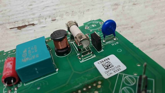 Nahaufnahme einer Leiterplatte mit elektronischen Bauteilen