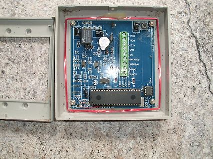 Geöffnete Elektronikplatine in Kunststoffgehäuse