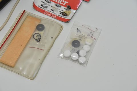 Ersatzteile und Filter in Plastikbeuteln auf Tisch