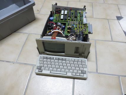 Zerlegter Computer mit geöffnetem Gehäuse und Leiterplatten