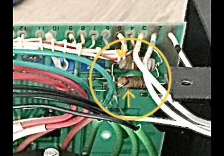 Verdrahtung auf einer Leiterplatte mit gelbem Kreis