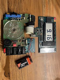 Leiterplatten mit LCD-Display und Batterie