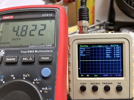 Multimeter und Oszilloskop auf einem Messplatz