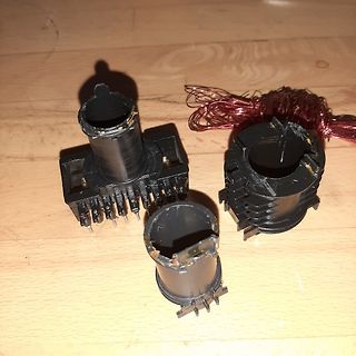 Drei schwarze Kunststoffgehäuse mit Kupferdraht