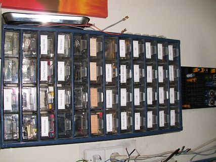 Sortierbox mit elektronischen Bauteilen