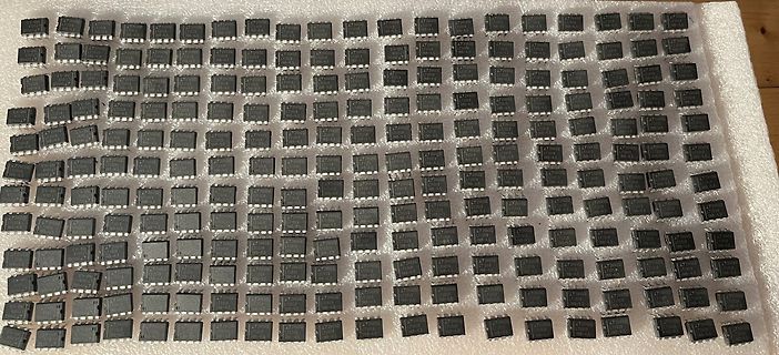 Viele kleine schwarze SMD-Bauteile auf weißem Schaumstoff