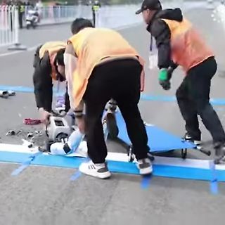 Personen auf einer Straße bei einer Aktion