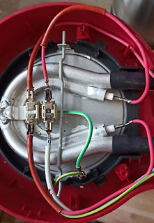 Innenansicht eines geöffneten elektrischen Geräts mit Verkabelung