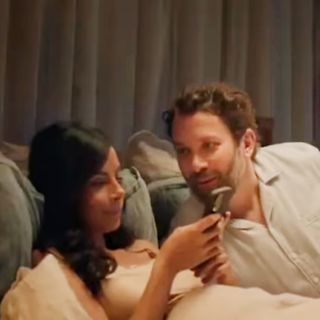 Mann und Frau schauen auf ein Smartphone