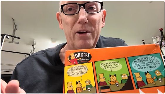 Mann mit Dilbert Comic
