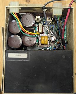 Innenansicht eines Netzteils mit Elektrolytkondensatoren und Transformator