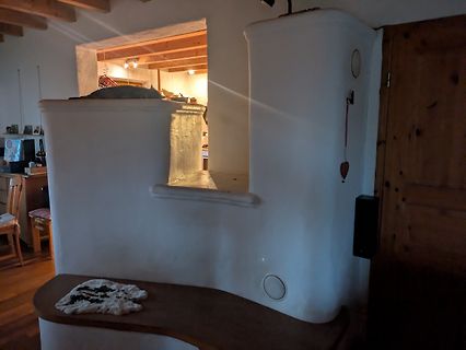 Innenansicht eines rustikalen Raumes mit weiß getünchten Wänden