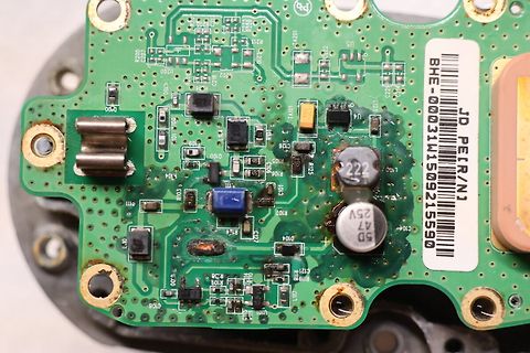 Nahaufnahme einer grünen Leiterplatte mit elektronischen Bauteilen