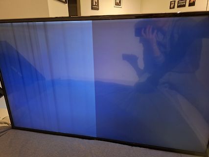 Abfotografierter Fernsehbildschirm mit vertikalen Streifen