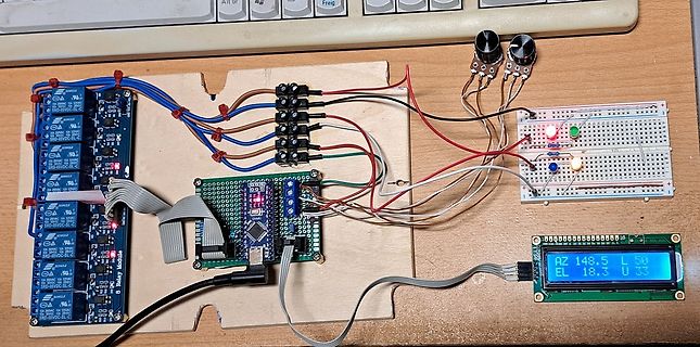 Mikrocontroller Aufbau mit Relaismodul, Display und Sensoren