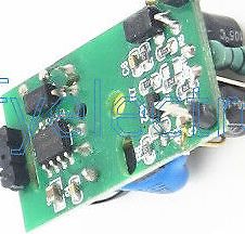 Foto einer grünen Leiterplatte mit elektronischen Bauteilen