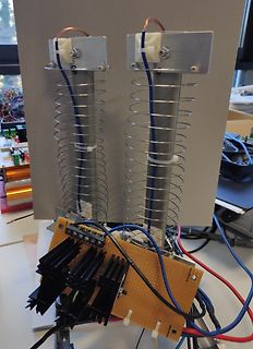 Elektronischer Aufbau mit Spulen und Lochrasterplatine