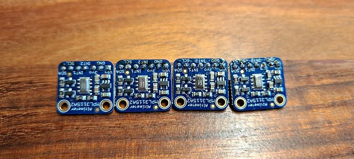 Vier MPL3115A2 Altimeter Sensormodule auf Holzuntergrund