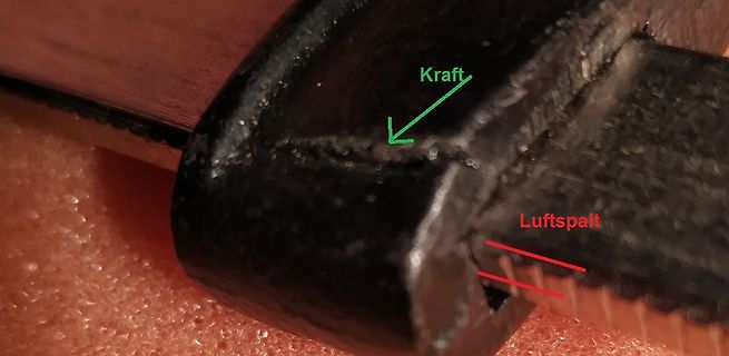 Nahaufnahme eines Bauteils mit Markierungen Kraft und Luftspalt