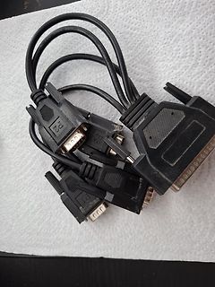 Mehrere DB9-Stecker mit Kabeln