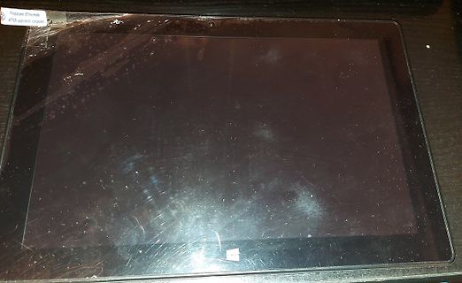 Verschmutzter Laptop-Bildschirm mit Schutzfolie