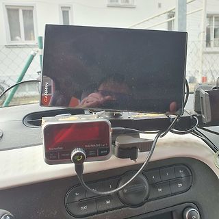 Navigationsgerät und Autoradio im Fahrzeuginnenraum