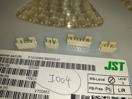 JST-Stecker und Etikett mit Barcodes