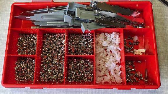 Sortimentsdose mit Schrauben und Kunststoffdübeln