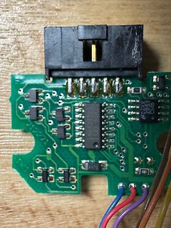 Grüne Leiterplatte mit elektronischen Bauteilen