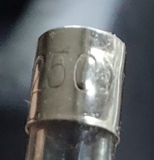 Nahaufnahme eines metallischen Bauteils mit Gravur