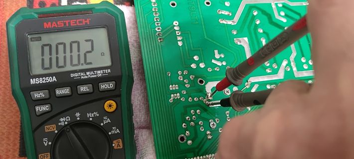 Multimeter misst Widerstand auf Leiterplatte