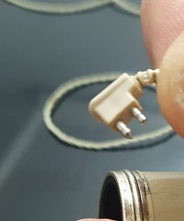 Kleiner Stecker mit zwei Pins