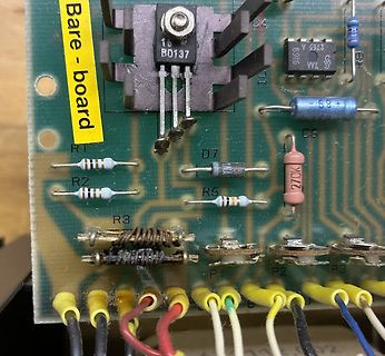 Nahaufnahme einer Leiterplatte mit elektronischen Bauteilen