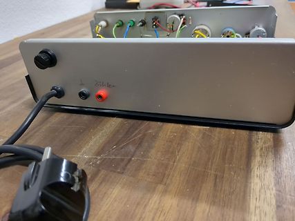 Rückseite eines elektronischen Geräts mit Buchsen und Beschriftung
