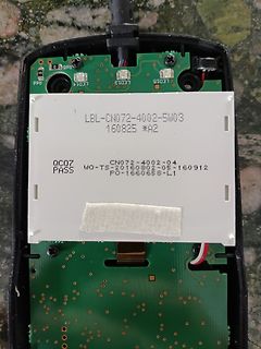 Geöffnetes elektronisches Gerät mit Leiterplatte und Etikett