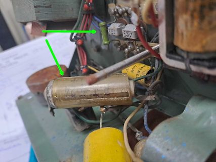 Nahaufnahme elektronischer Bauteile und Verdrahtung
