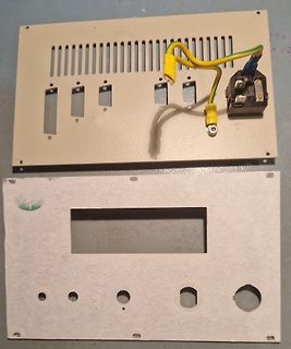 Gehäuseplatten und Kabel eines Netzteils