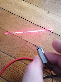 Laserstrahl auf Holzboden mit Sensor