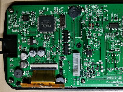 Nahaufnahme einer grünen Leiterplatte mit Mikrocontroller