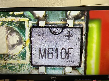 Nahaufnahme einer Diode MB10F auf einem Monitor