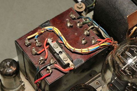 Verdrahtung eines alten elektronischen Geräts mit Vakuumröhren