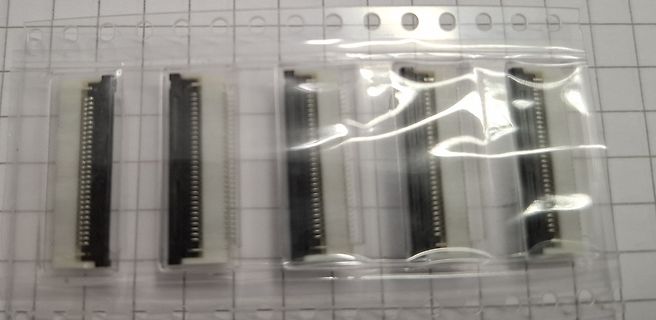 Fünf Steckverbinder in Plastikverpackung