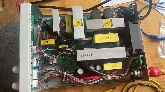 Innenansicht eines Netzteils mit Bauteilen