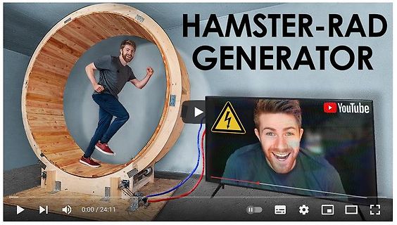 Mann in hölzernem Hamsterrad mit YouTube-Monitor