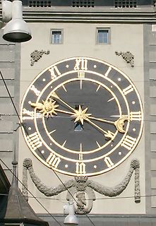 Große Turmuhr an einer Fassade