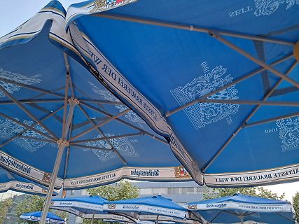 Blaue Sonnenschirme mit Weihstenphan Aufdruck